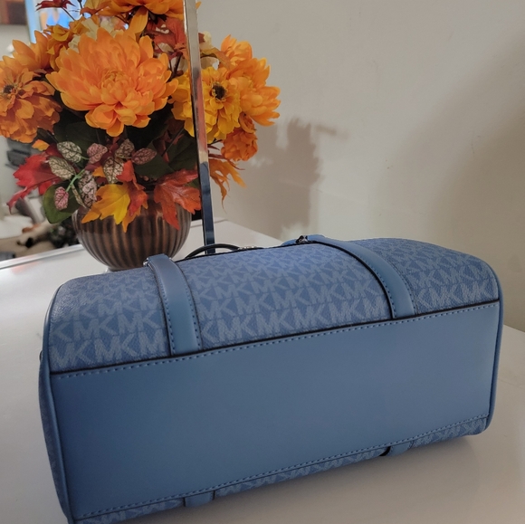 NWT Micheal Kors Travel Medium Duffle Satchel - Picture 3 of 7